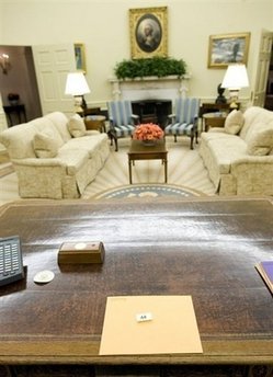 President George W. bush leaves a folder in the Oval Office of the White house: A note from Bush to Obama reads: From 43 to 44.