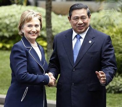Secretary Clinton meets with Indonesian President Susilo Bambang at the Presidential Palace in Jakarta.