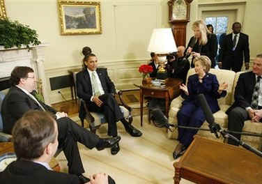 President Obama, Secretary of State Hillary Clinton, US National Security Adviser James Jones, Irish PM Cowen and Northern Ireland's leaders meet with the media in the Oval Office of the White House.