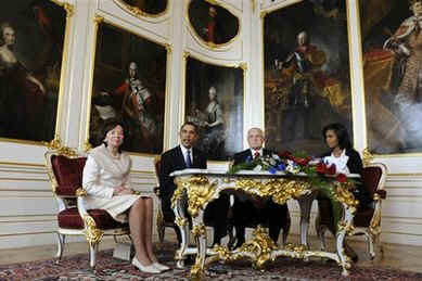 The US and Czech First Ladies joined their husbands after they met in the Prague Castle on April 5, 2009.