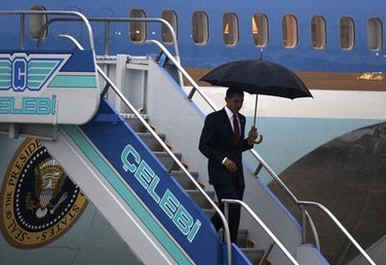 President Barack Obama arrives on Air Force One at Ataturk International Airport in Istanbul, Turkey on April 6, 2009.