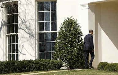 After meeting with the media President Obama walked Australian PM Rudd to his waiting limousine and returned to the Oval Office.