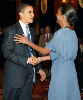 President Obama met the wife of the Belize PM Kim Simplis-Barrow and assisted her to her seat.