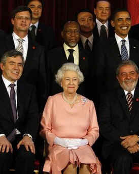 The G20 leaders had a group photo taken with Queen Elizabeth at Buckingham Palace.