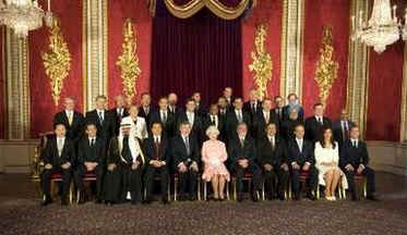 The G20 leaders had a group photo taken with Queen Elizabeth at Buckingham Palace.