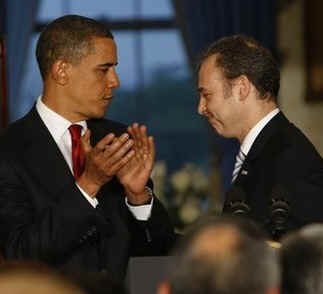 President Barack Obama and Mexican Ambassador Arturo Sarukhan at a Cinco de Mayo celebration at the White House on May 4, 2009.