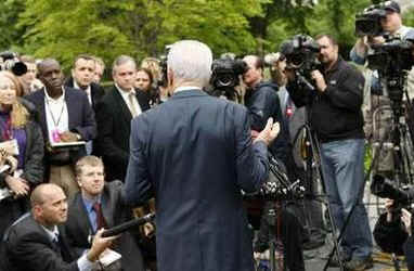 After the meeting President Peres talks to reporters assembled outside the West Wing of the White House.