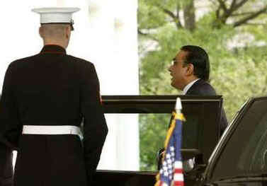 Pakistan's President Asif Ali Zardari arrives for meetings in the Cabinet Room of the White House on May 6, 2009.