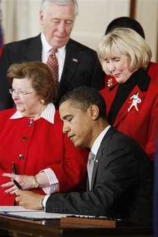 US Presidents have a higher than average tendency to be left-handed. US President Barack Obama signs several documents including his first executive orders and bills using his left hand. Photo: President Obama signs his first bill as President, The Lilly Ledbetter Fair Pay Act, on January 29, 2009 using his left hand.