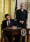 US Presidents have a higher than average tendency to be left-handed. US President Barack Obama signs several documents including his first executive orders and bills using his left hand. Photo: President Obama signs the Working Families Task Force executive order on January 30, 2009 using his left hand.