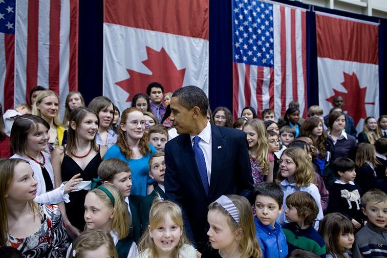 President Obama meets with US Embassy staff and their children at Ottawa airport prior to departure.